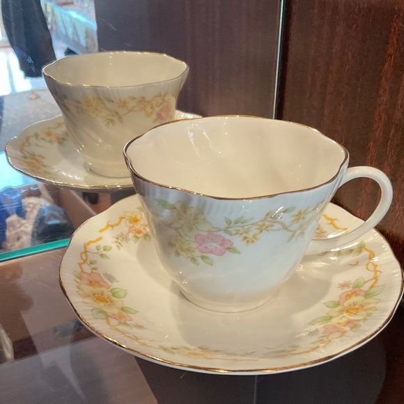 Vintage Rosina China Co. Ltd. Queen's Teacup & Saucer Set - Picture 2 of 9